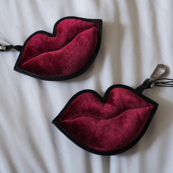 Kendall + Kylie Velvet Lip Keychain Bag Charm (NWT) - Picture 1 of 2